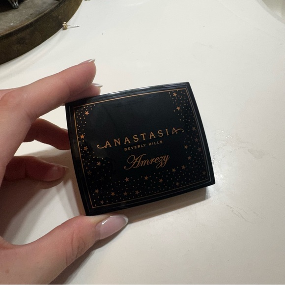 Anastasia Beverly Hills Amrezy Highlighter - Picture 5 of 5